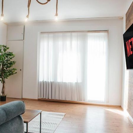 Bright & Grey - Netflix - City - Wifi - 4 Person Есен Екстериор снимка